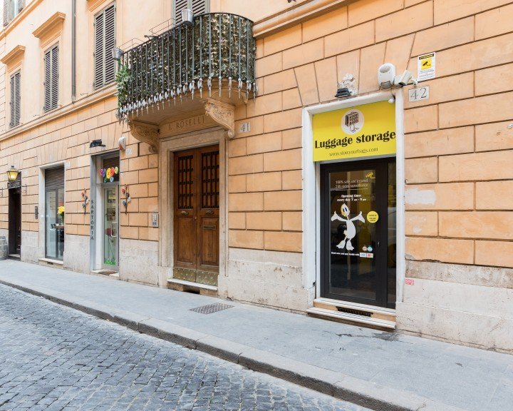 Stow your bags - Entrance | ROME | Via della Vite 42 | Spanish Steps | Trevi Fountain